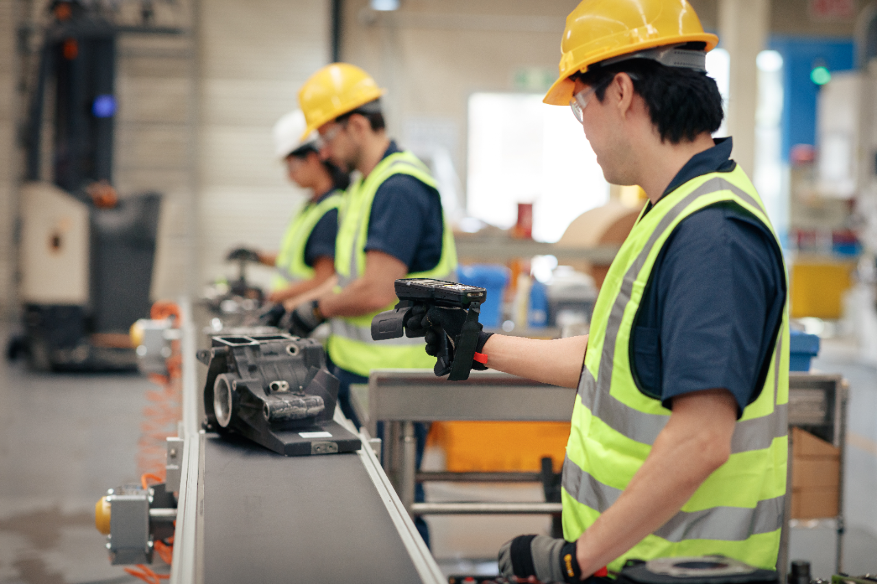 Manufacturing worker using a Zebra MC3390xR handheld RFID reader