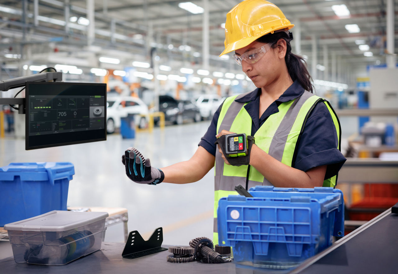 Manufacturing worker wearing a Zebra WS501-R wrist-mounted computer